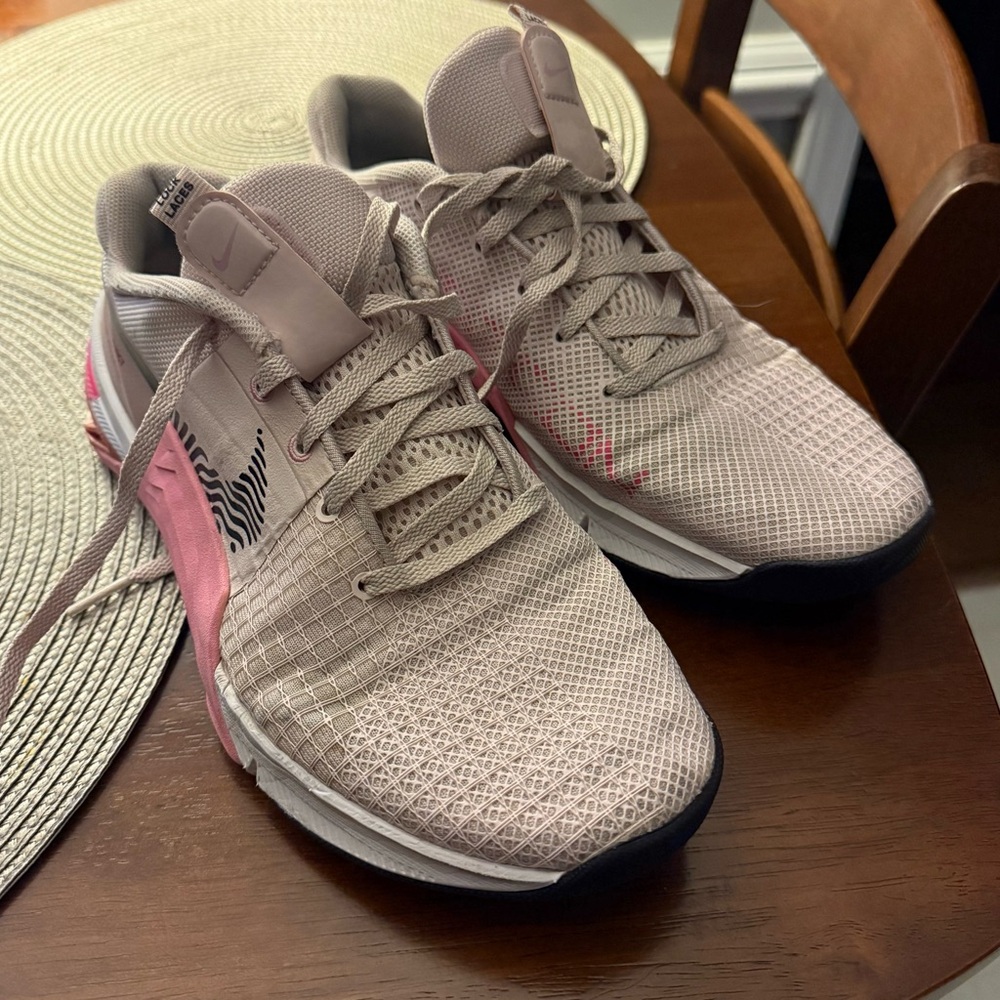 Nike Women's Metcon 8 in Pink and black